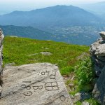 Sulla Punta Selassa: incisioni rupestri e vista verso il Monte Bracco